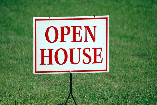open-house-sign-on-lawn